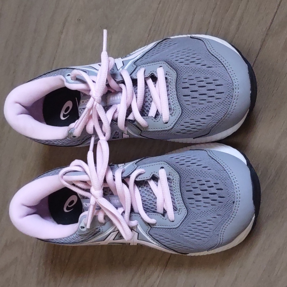 Like NEW Asics Everyday Comfort sneakers 7.5w